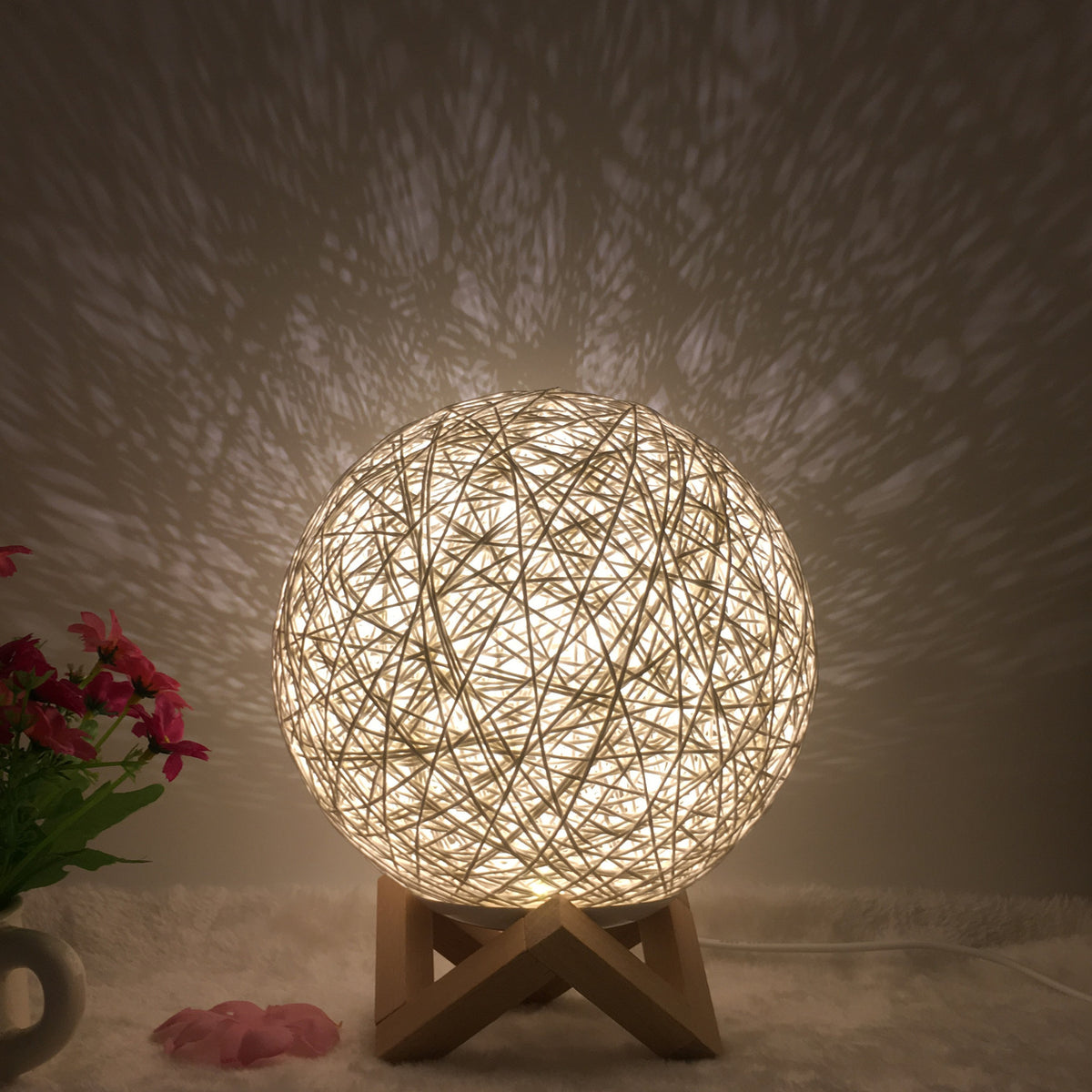 Amazon Hot Selling Creative Linen Table Lamp Novel and Unique LED Intelligent USB7 Color RGB16 Color Remote Control Rattan Ball Lamp White shelf