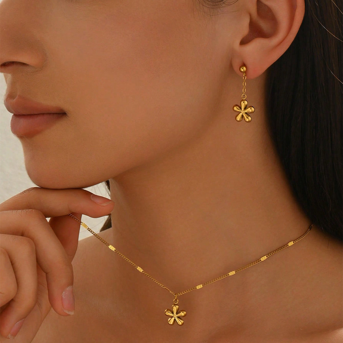 Lxalry 18K Gold Plated Floral Carved Mirror Jewelry Set Hypoallergenic Skin Safe Necklace Earrings For Daily Evening Never Fade Luxury Gift With Precision Cast Petals HWCSWX17